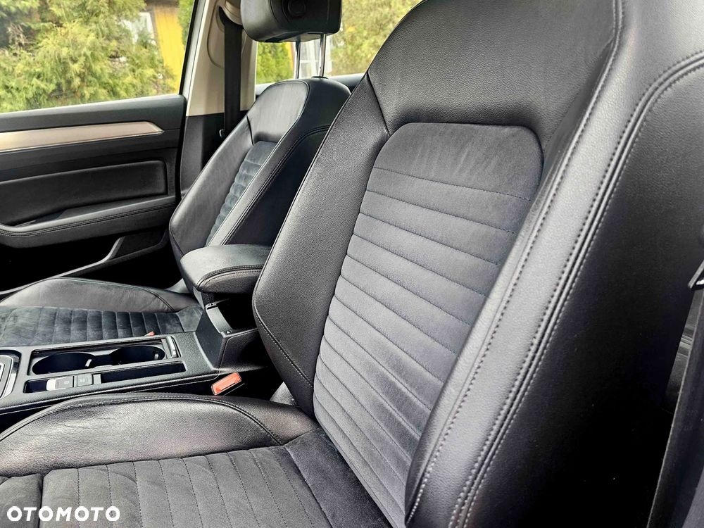 Volkswagen Passat Variant 2.0 TDI SCR 4Motion DSG Highline - 17