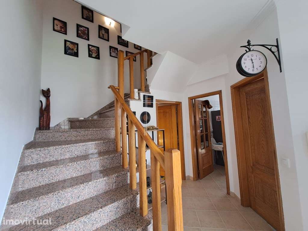Moradia geminada T3, arquitetura tradicional com garagem e logradou... - Grande imagem: 5/31