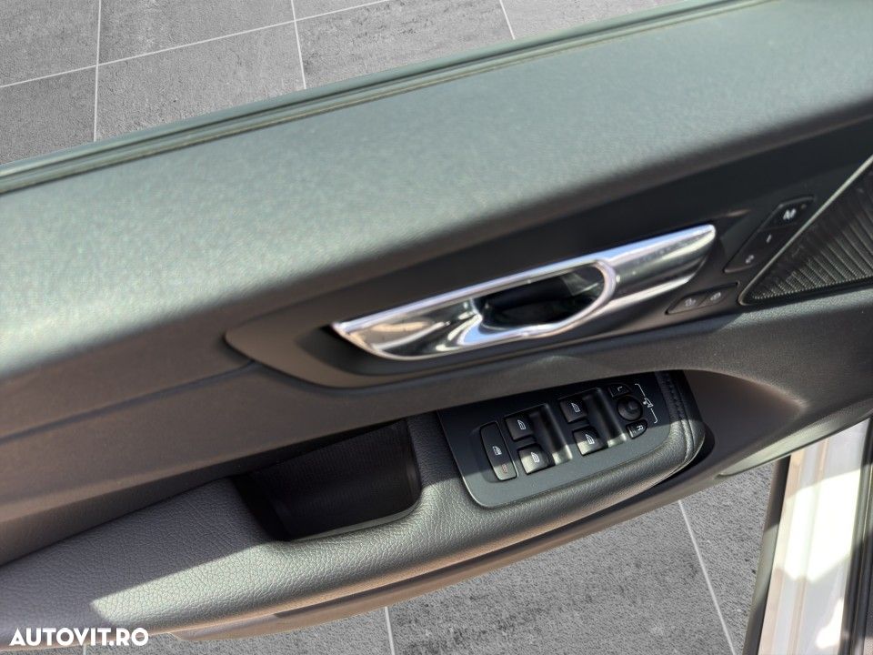 Volvo XC 60 B5 AWD Momentum Pro - 20