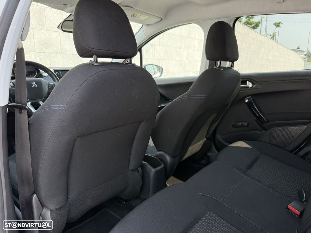 Peugeot 208 1.2 PureTech Signature — fotografia 14