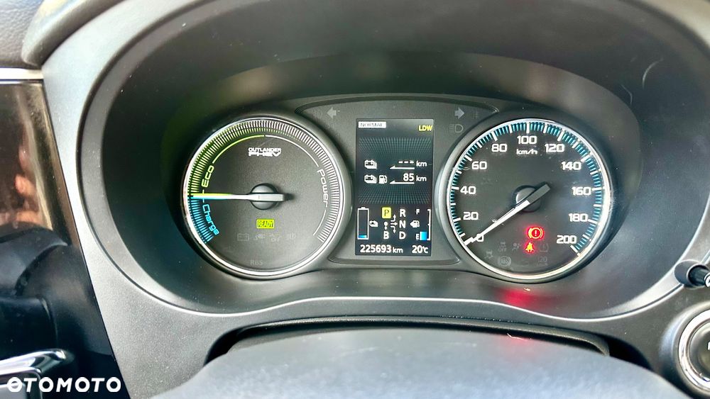 Mitsubishi Outlander 2.0 4WD Plug-In Hybrid - 31