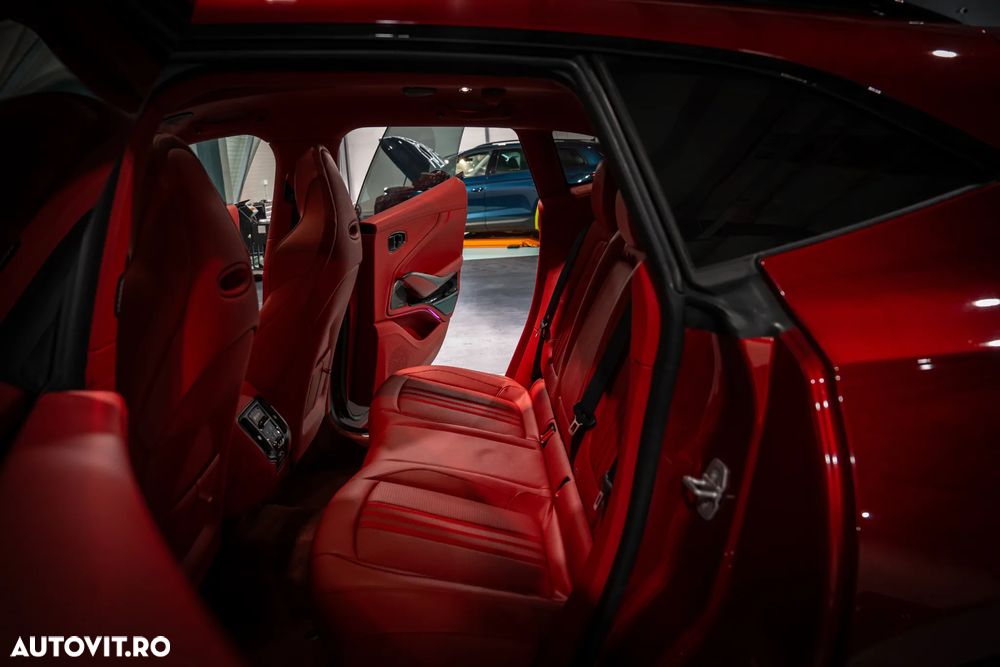 Aston Martin DBX - 11