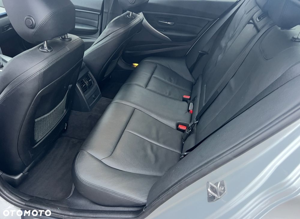 BMW Seria 3 335i Sport-Aut Luxury Line - 26