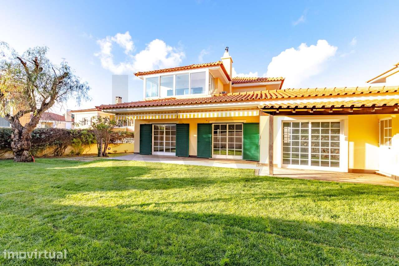 Cascais | Moradia T5+1 com Jardim, em Bairro Tranquilo junto ao King’s - Grande imagem: 3/34