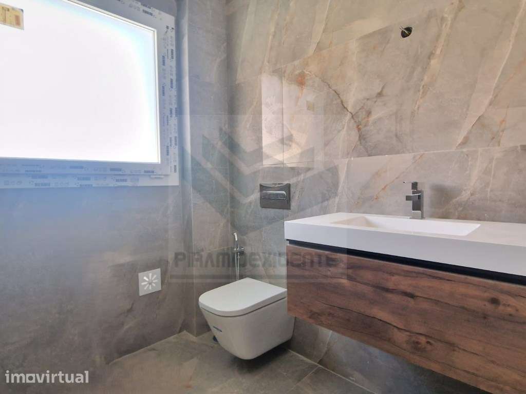 Moradia Duplex, Quarto no RC, Boas Áreas, Zona Central - Grande imagem: 5/19
