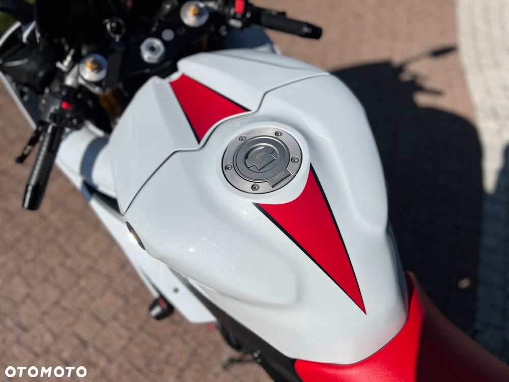 Yamaha R1 - 30