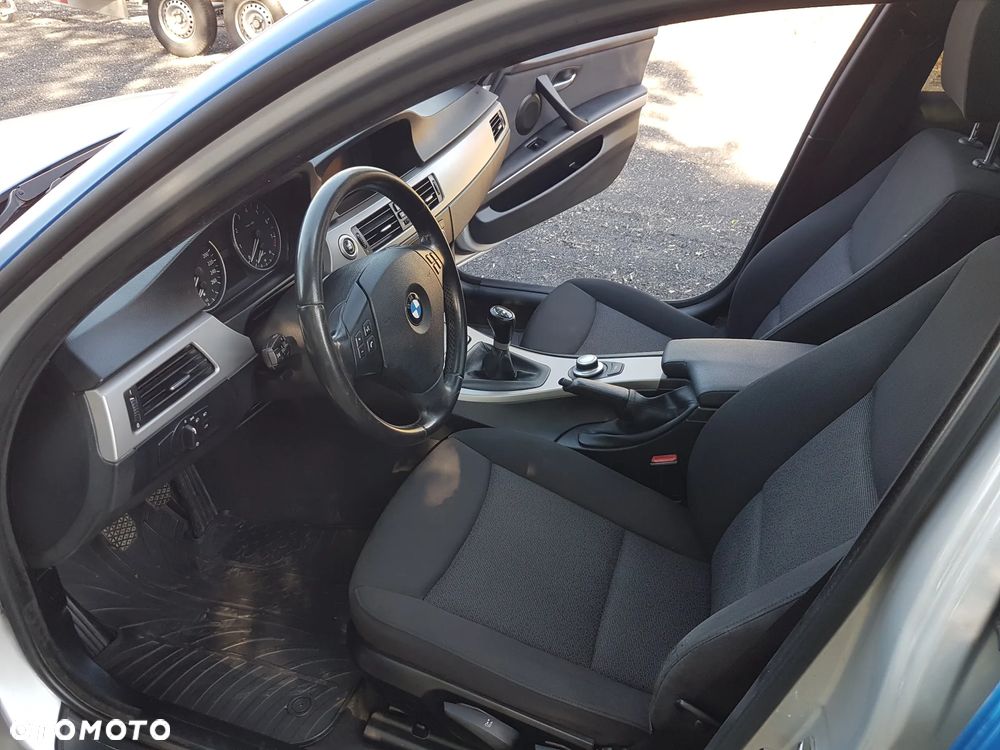 BMW Seria 3 325xi Touring - 15