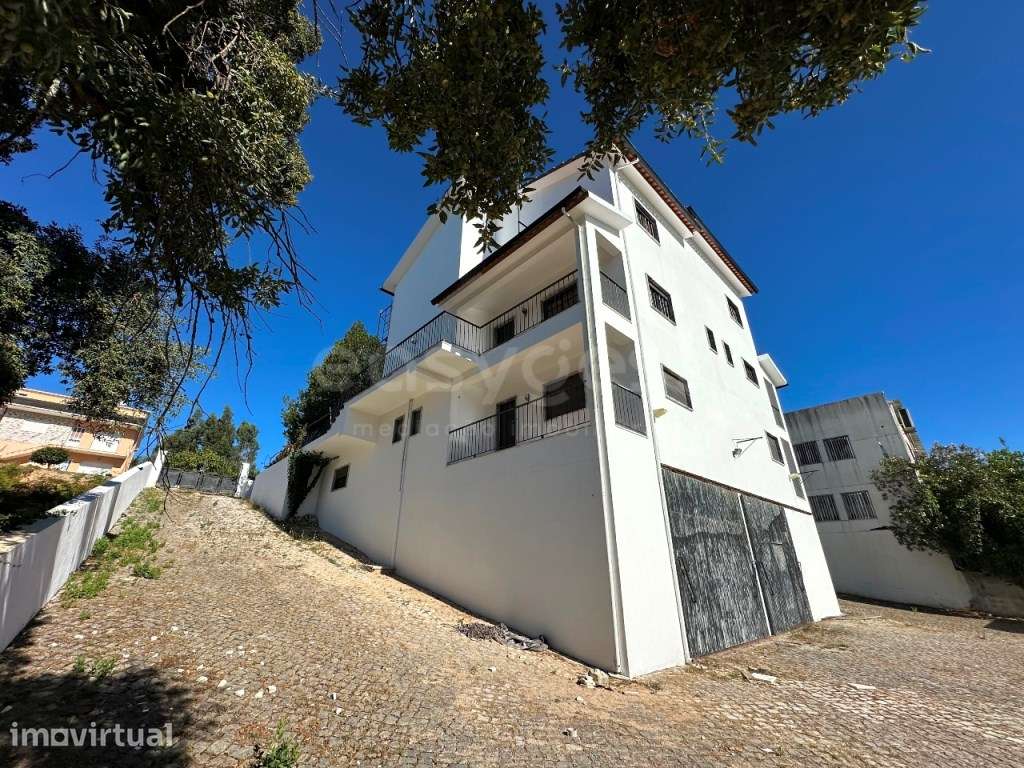 Espaçosa Moradia T8 localizada em Figueiró dos Vinhos - Grande imagem: 3/19
