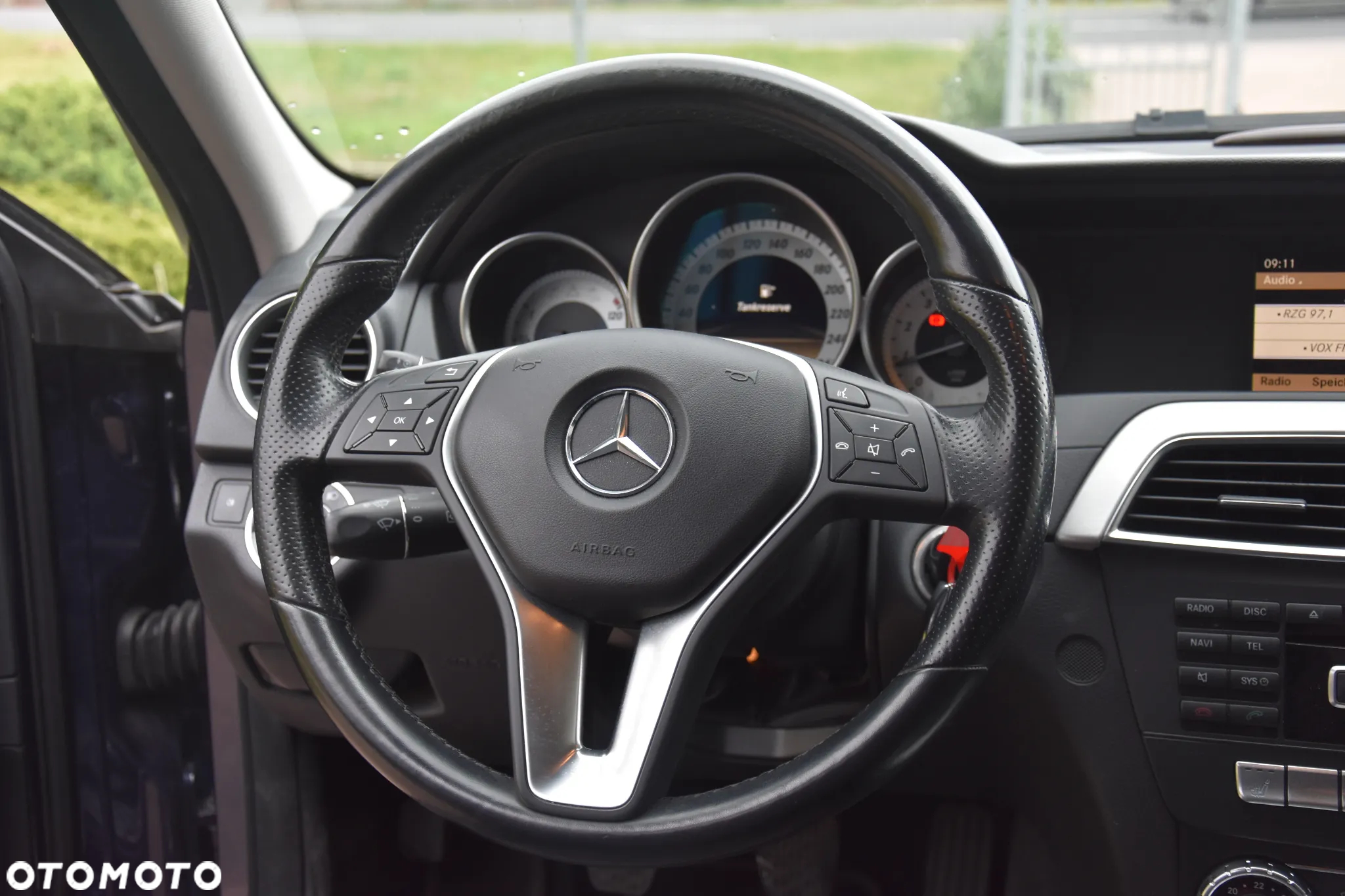 Mercedes-Benz Klasa C 200 CGI BlueEff Avantgarde - 28