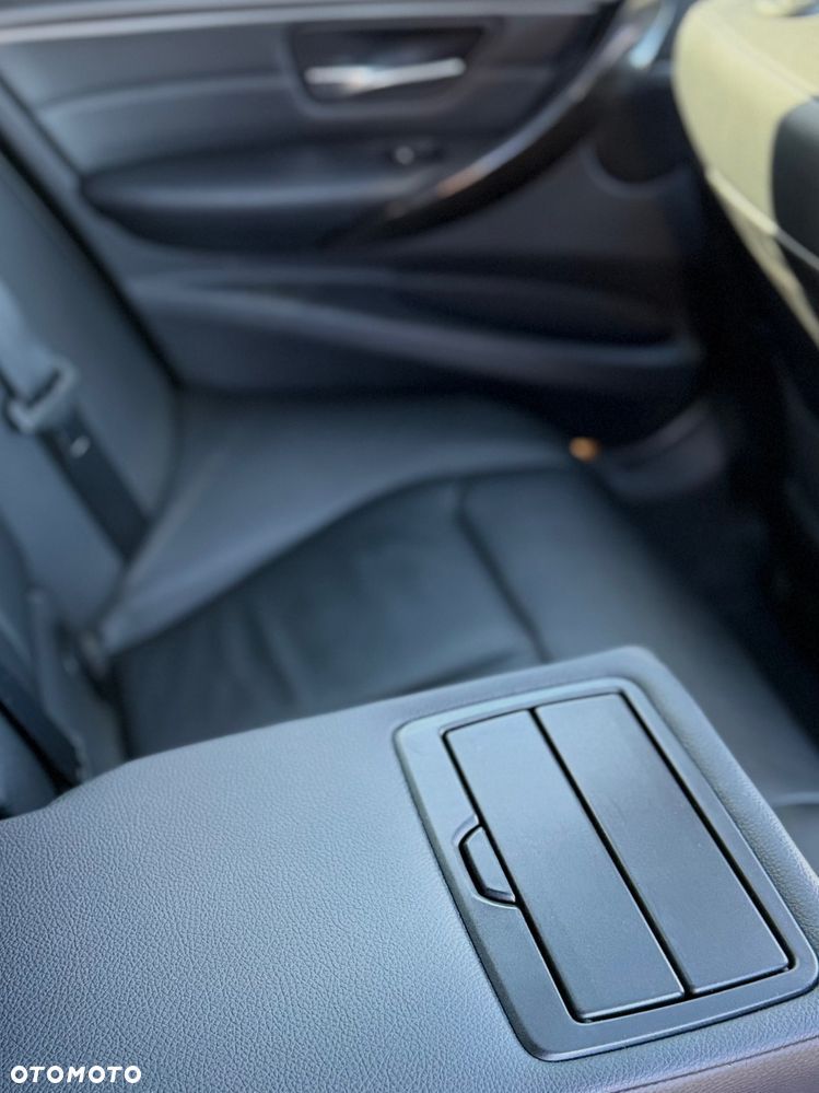 BMW Seria 3 318d xDrive Luxury Line - 12