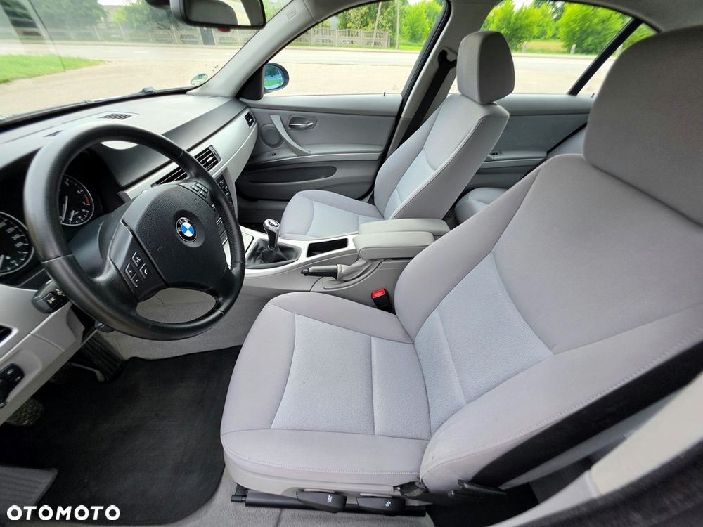 BMW Seria 3 318i Edition Exclusive - 28