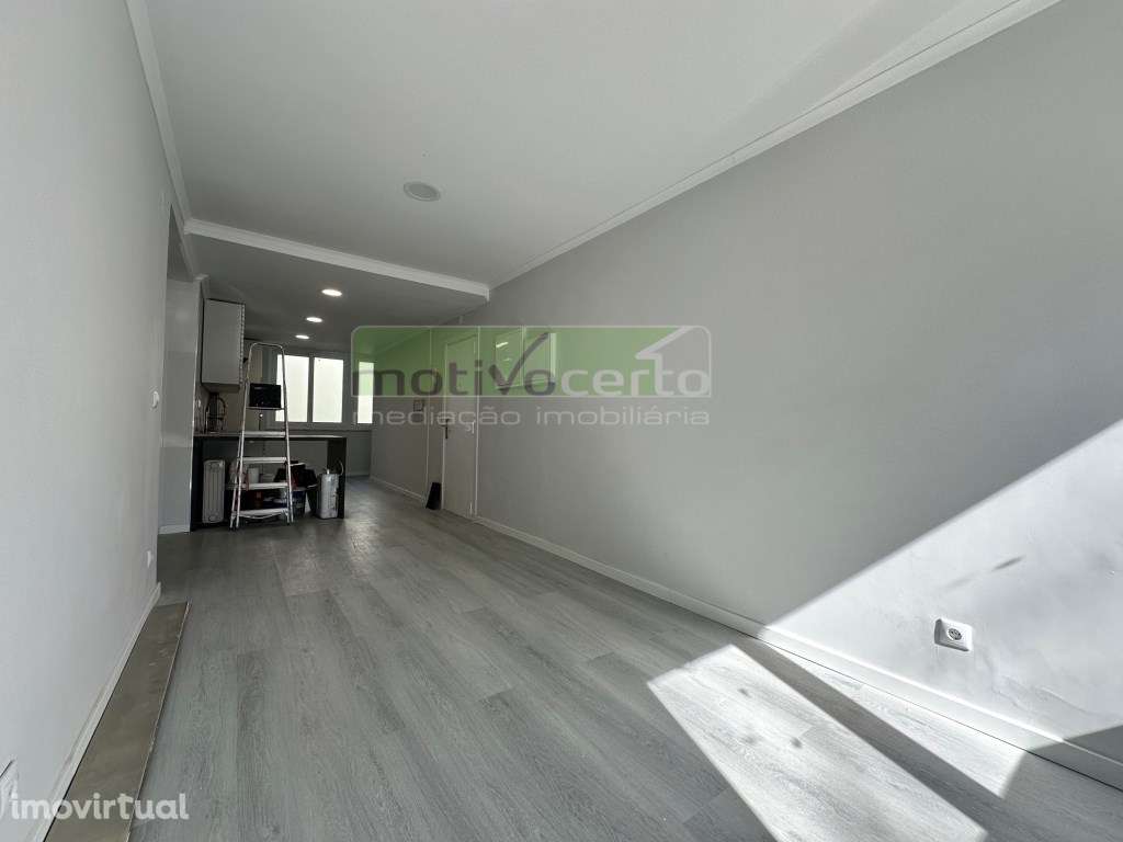 T2 Luminoso e Totalmente Remodelado em Benfica com Cozinha Equipada - Grande imagem: 3/13