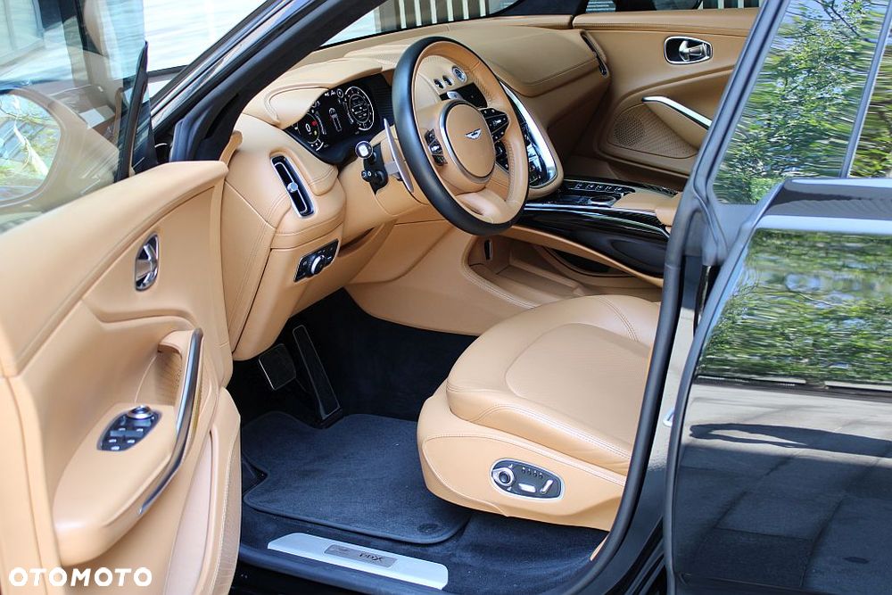 Aston Martin DBX - 12