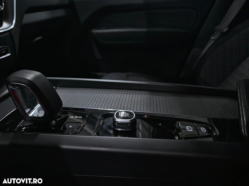 Volvo XC 60 B4 MHEV Momentum Pro - 16