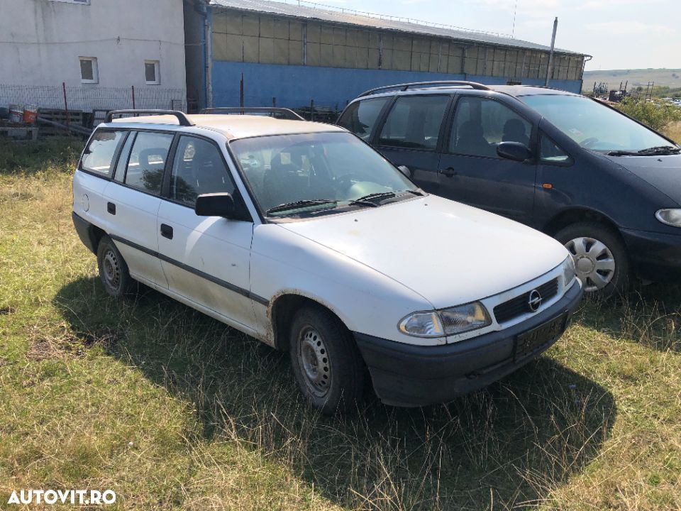 Dezmembrez piese Opel Astra F - 1