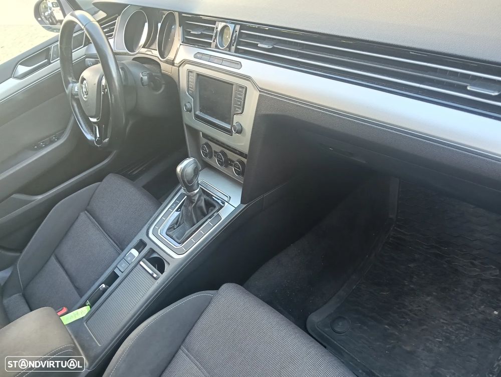 VW Passat Variant 1.6 TDI Highline DSG - 26