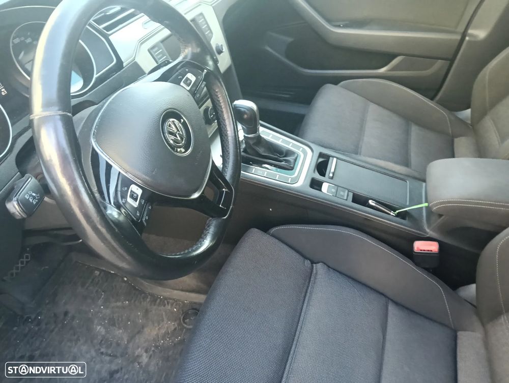 VW Passat Variant 1.6 TDI Highline DSG - 12