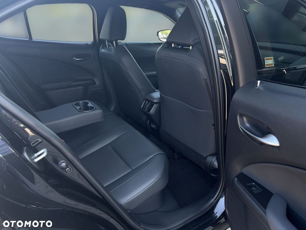 Lexus UX 300h F Sport Design - 24