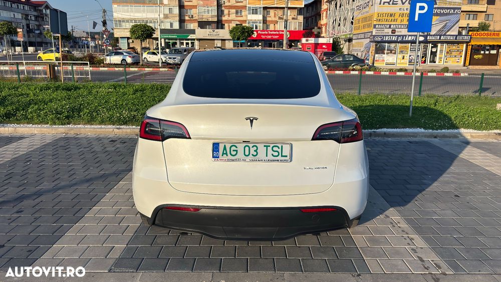 Tesla Model Y - 6