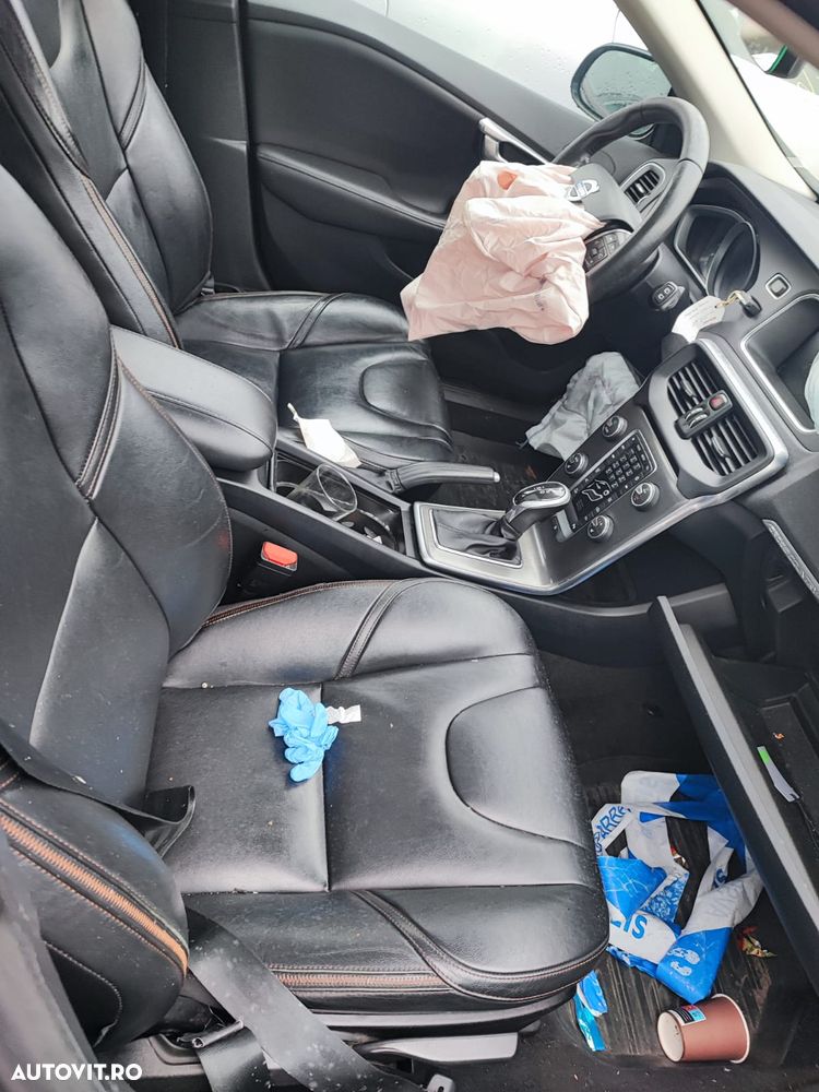 Dezmembram volvo v40 2016 136.000 km - 2
