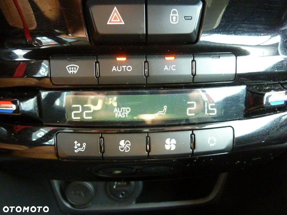 Peugeot 208 - 24