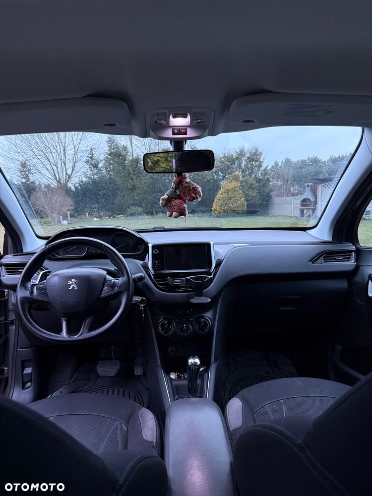 Peugeot 208 - 8