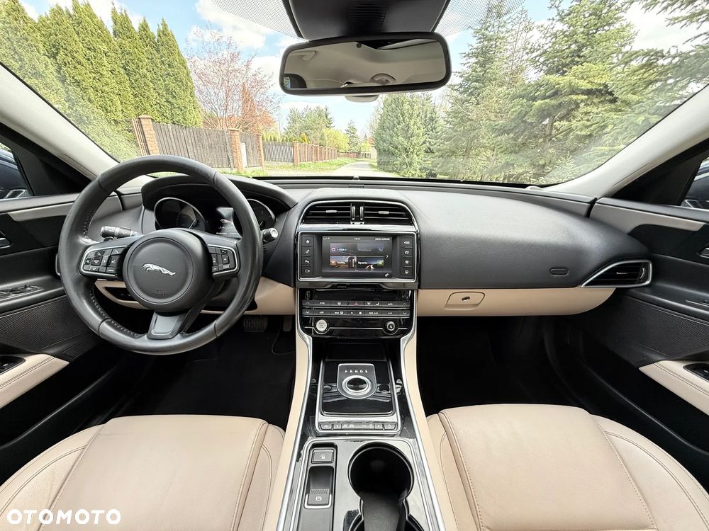 Jaguar XE 20d Prestige - 19