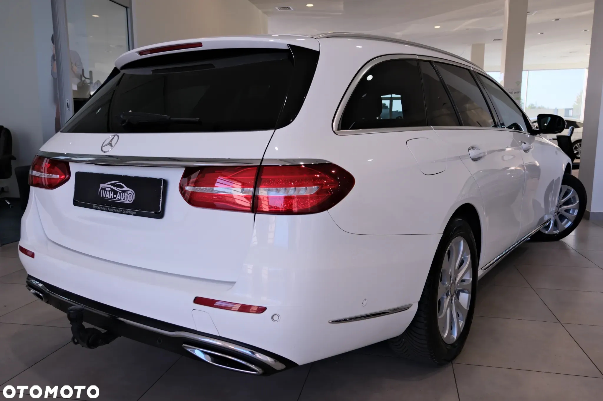 Mercedes-Benz Klasa E 220 d 4Matic T 9G-TRONIC Exclusive - 14