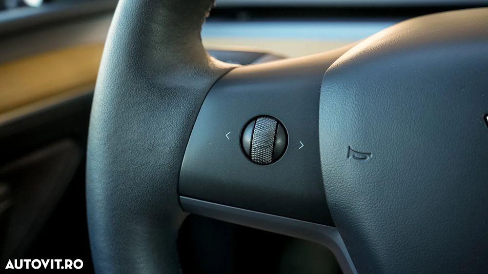 Tesla Model Y - 27