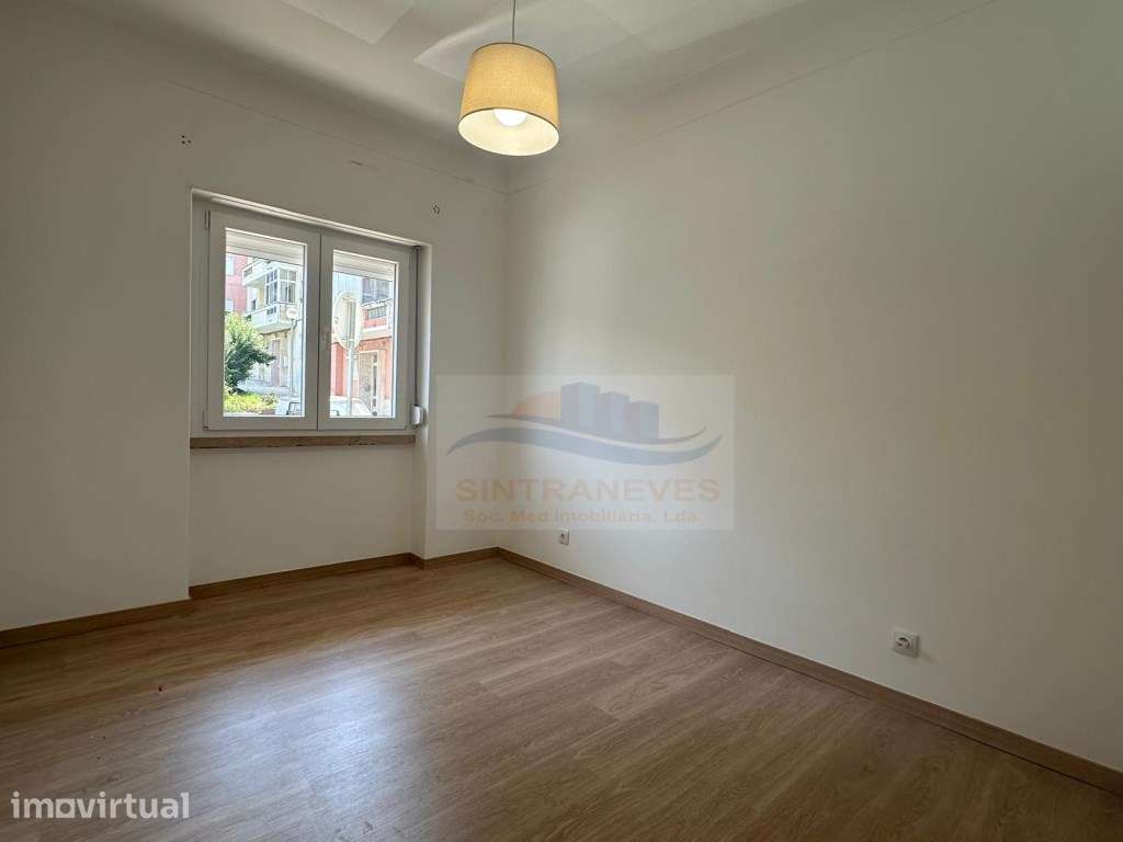 Apartamento T3 Totalmente remodelado em praceta familiar na Damaia - Grande imagem: 4/22