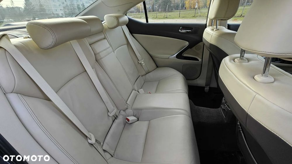 Lexus IS 220d - 19