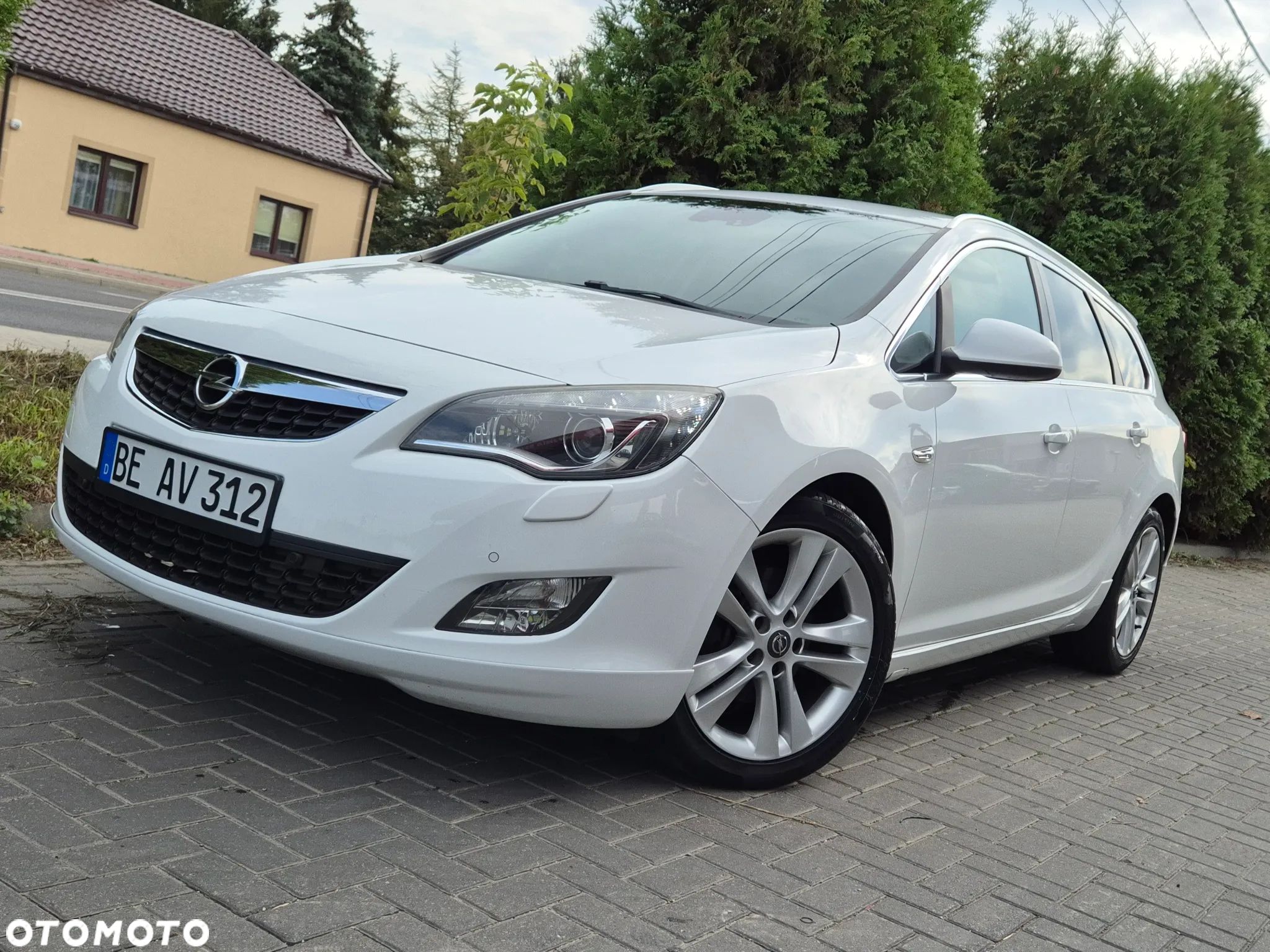 Opel Astra 1.6 Turbo Caravan Cosmo - 1