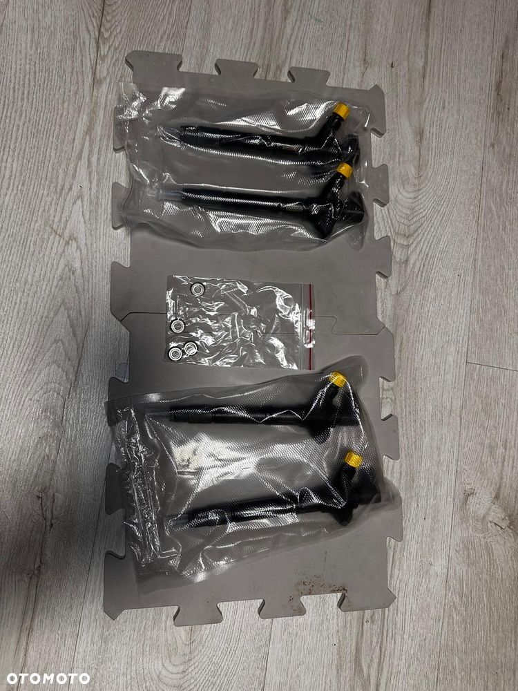 DENSO DCRI200430 / 05J00687 – wtryskiwacz Common Rail  Numer DCRI200430 to oryginalny wtryskiwacz paliwa firmy DENSO do silników wysokoprężnych Toyota 2.0 D-4D   Opis produktu:  * Producent: DENSO (OE – oryginalne wyposażenie Toyota) * Typ: wtryskiwacz Common Rail sterowany elektrycznie * Przeznaczony do silników Diesla 2.0 D-4D  * Wymaga zakodowania po montażu zgodnie z kodem wtryskiwacza. * ⁠Są hermetycznie zapakowane wraz z podkładkami . - 3