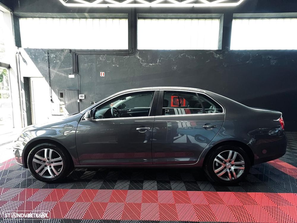 VW Jetta 2.0 TDI Highline - 14