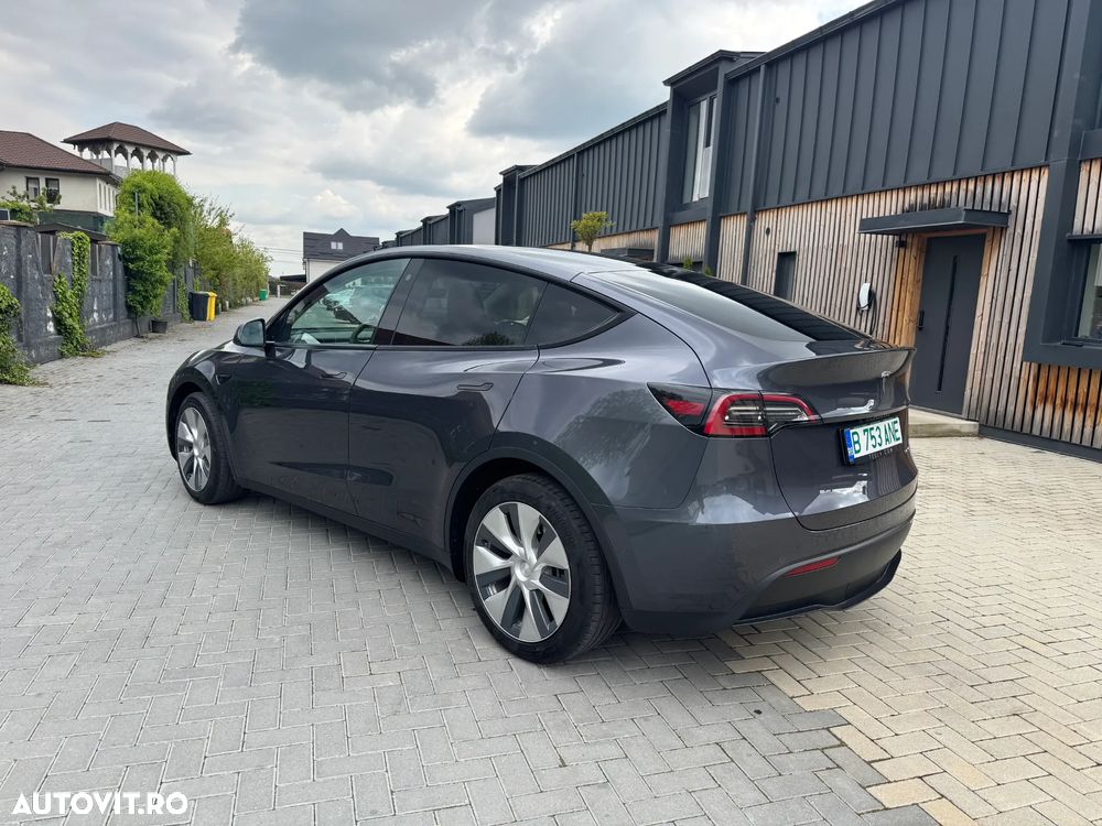 Tesla Model Y - 4