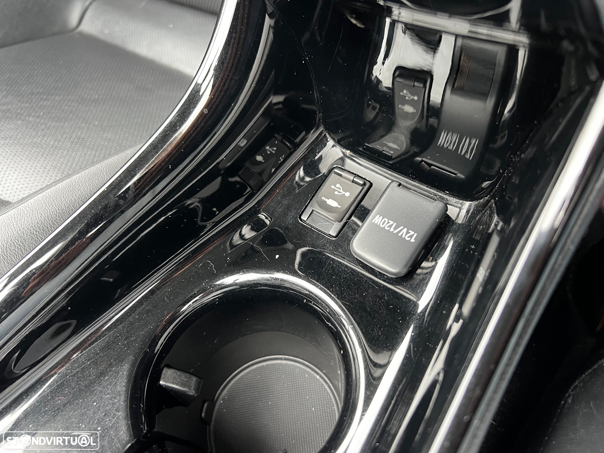 Toyota Prius 1.8 Plug-In Luxury Pele - 26