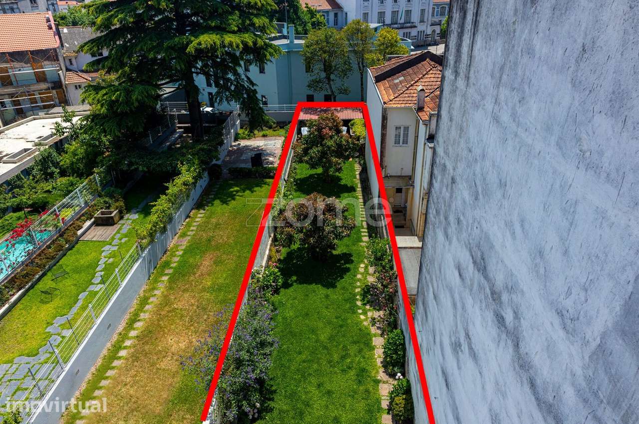 Prédio histórico reabilitado com identidade única no centro do Port...