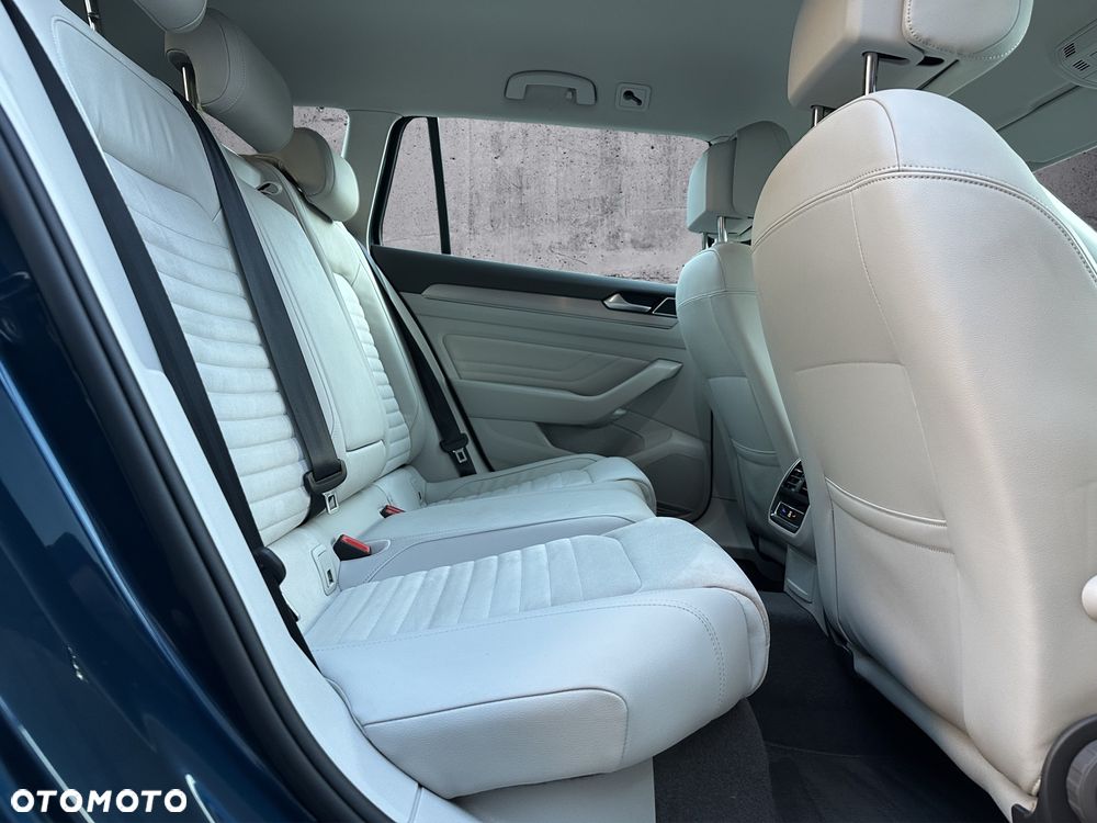 Volkswagen Passat Variant 2.0 TDI SCR DSG Elegance - 11