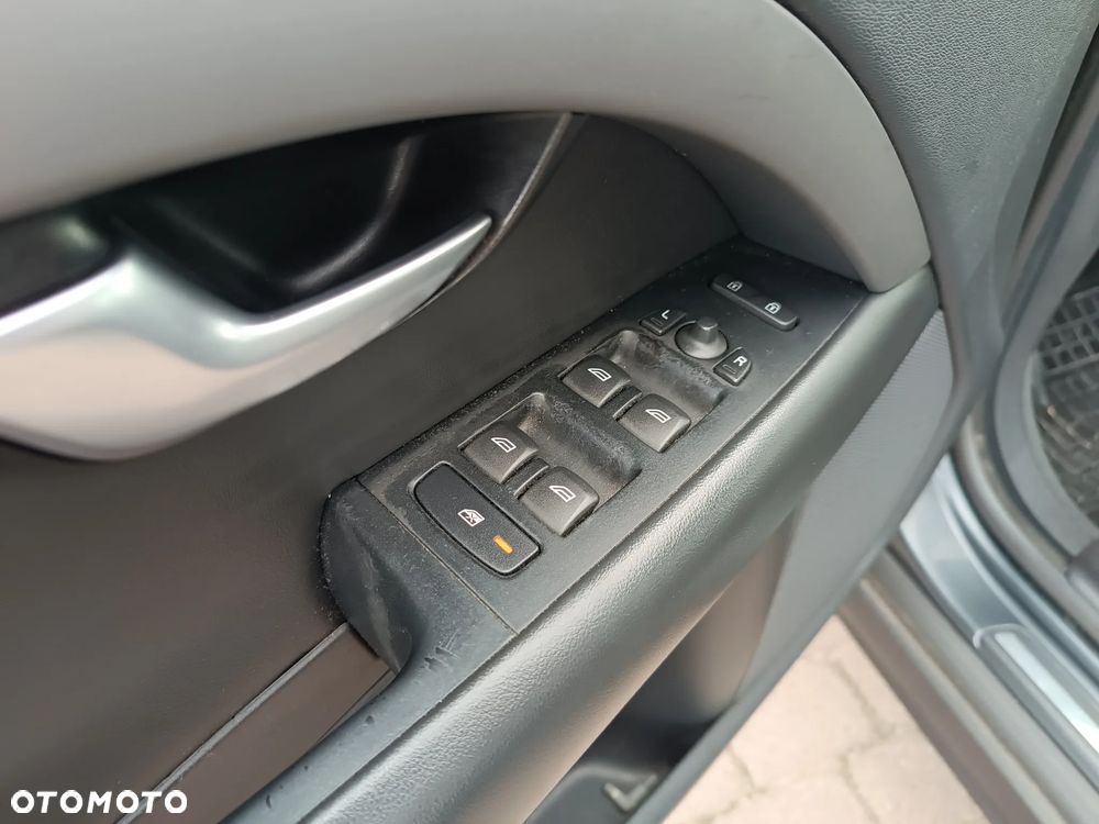 Volvo V70 2.4D Momentum - 35