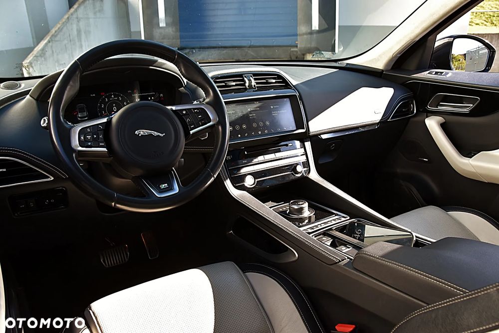 Jaguar F-Pace 2.0 i4P AWD R-Sport - 27