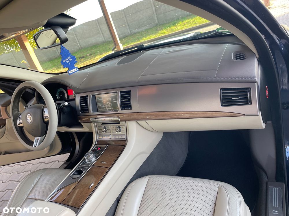 Jaguar XF 2.7 V6 D Premium Luxury - 11
