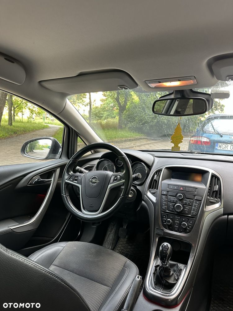 Opel Astra 2012 photo 2