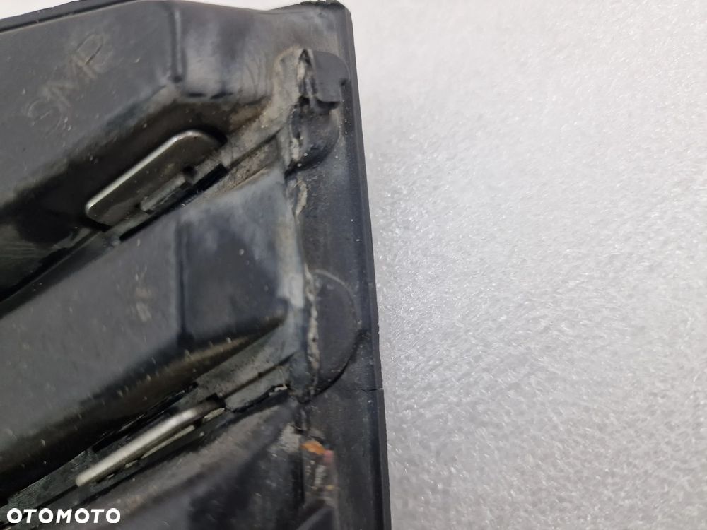 AUDI A4 B9 8W0 S-LINE 15- PRAWA KRATKA BOCZNA ZDERZAKA PRZEDNIEGO PRZÓD , NR 8W0807682F , NR AUKCJI D/96 - 9