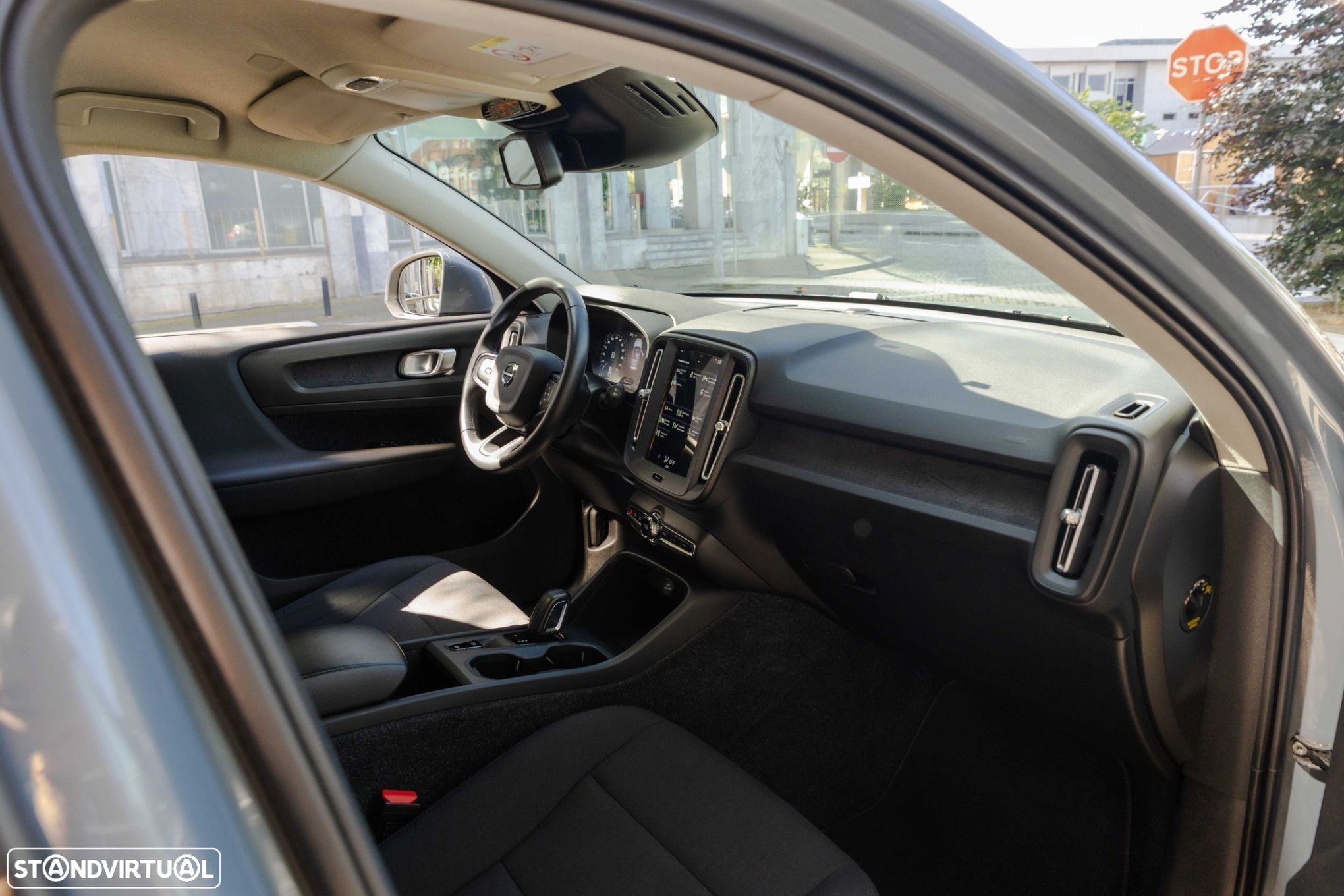 Volvo XC 40 1.5 T2 Momentum Core Geartronic - 23
