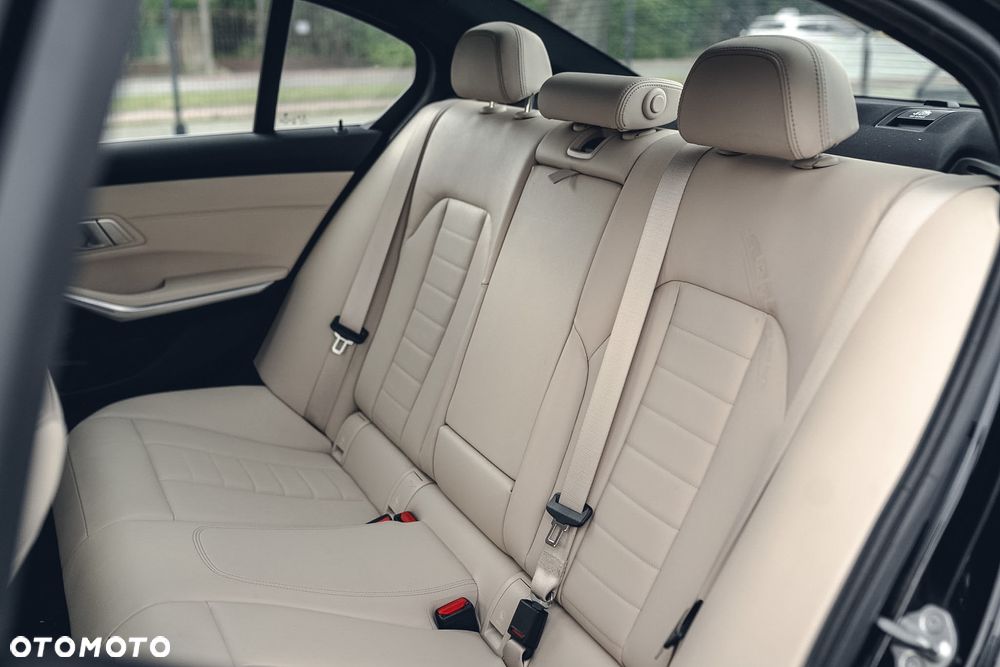 BMW Seria 3 330i xDrive Sport Line - 36