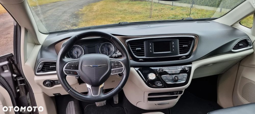 Chrysler Pacifica - 32