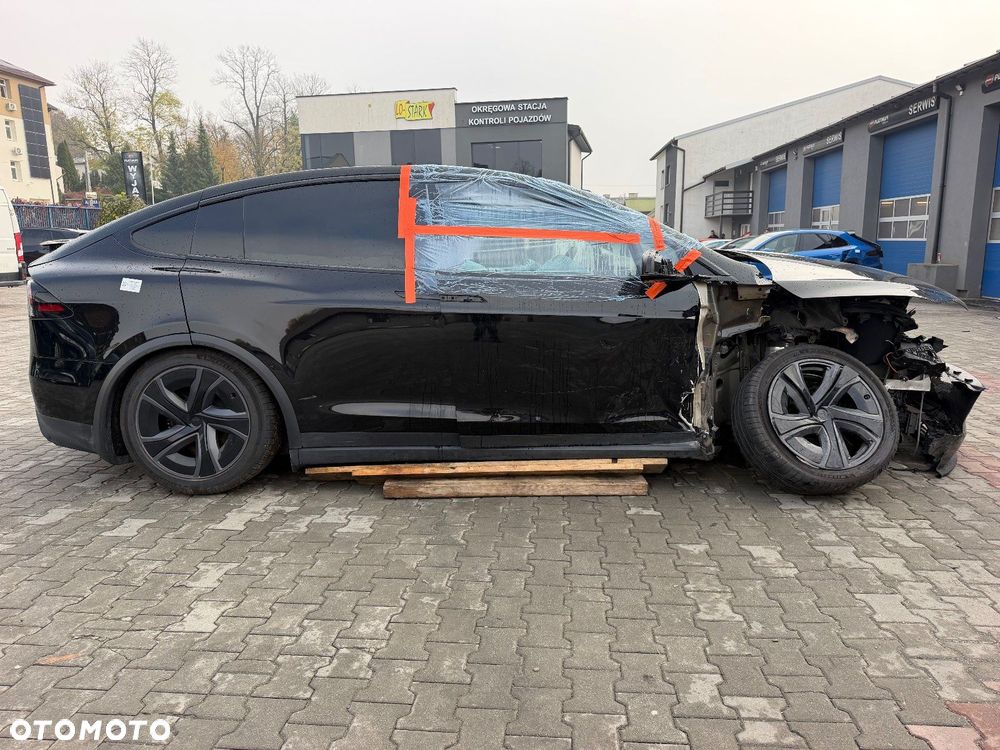 Tesla Model X - 4