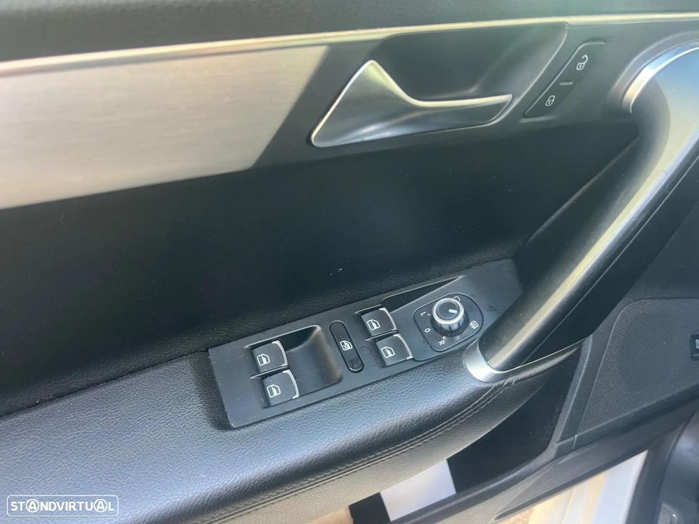VW Passat Variant 2.0 Blue TDI DSG SCR Highline - 30