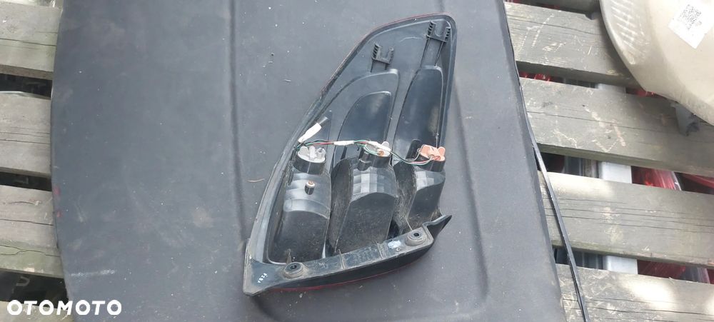 .  TYL TYLNA LAMPA PRAWA SUZUKI SX4 - 3