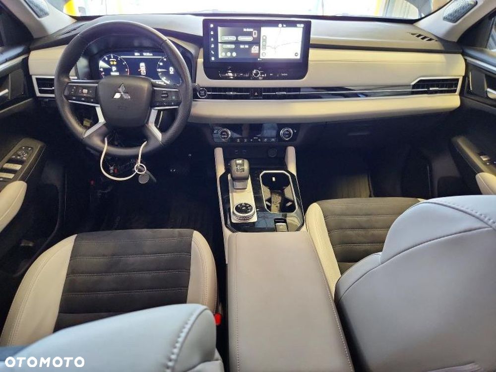 Mitsubishi Outlander - 8